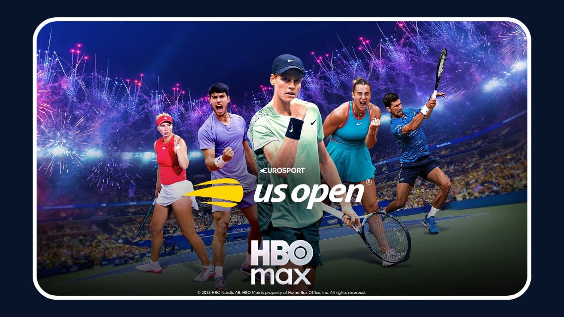 En HBO Max-poster för US Open i tennis, med flera manliga och kvinnliga spelare i kampsituation på banan. Bakgrunden visar en nattarena fylld med publik och fyrverkerier.