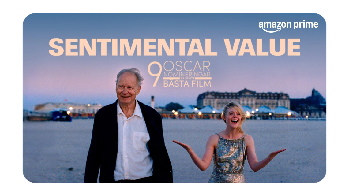 Stellan Skarsgård och Elle Fanning på en strand i filmen Sentimental Value