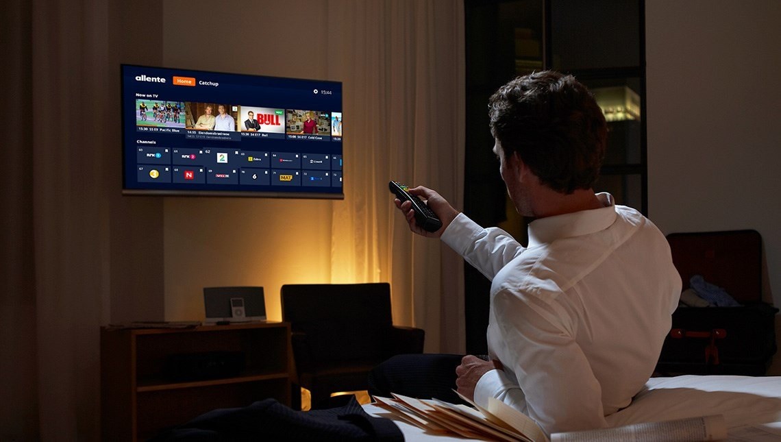 ©2021 Getty/Leonard McLane Tv pa hotell