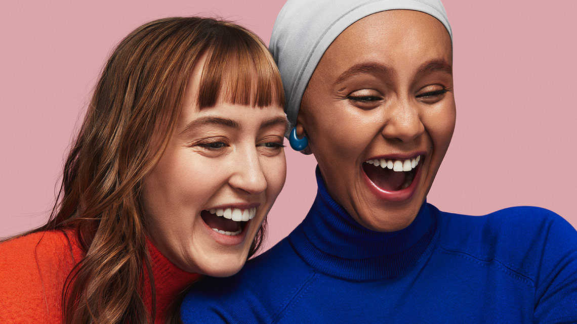 Vänner kollar på Allente-appen