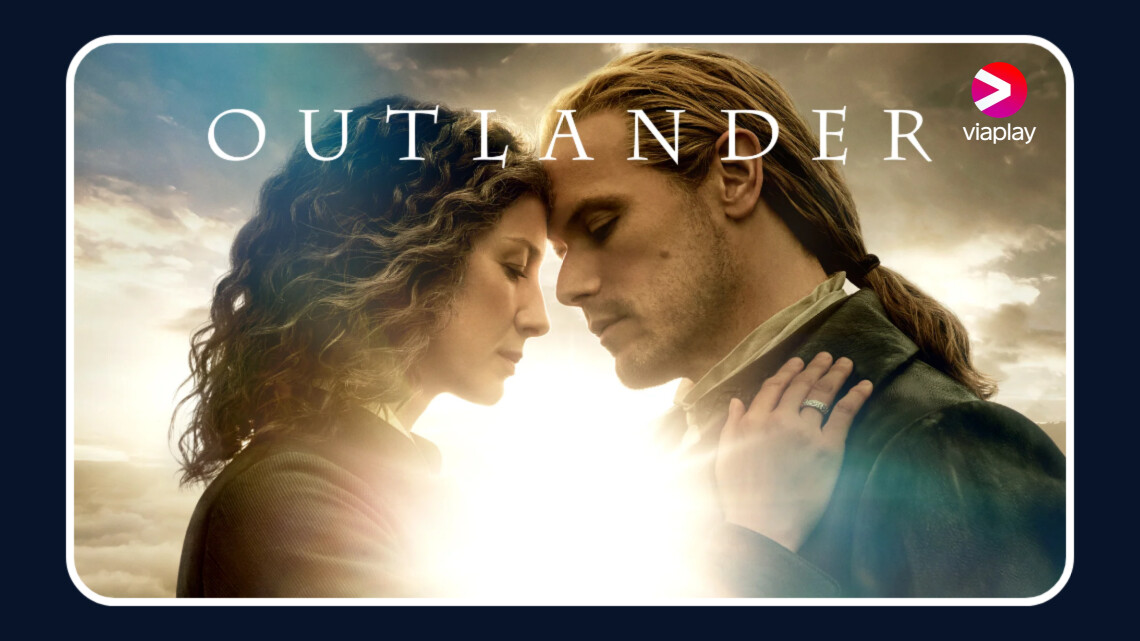 Claire och Jamie från tv-serien Outlander omfamnar varandra. Se sista säsongen på Viaplay via Allente. 