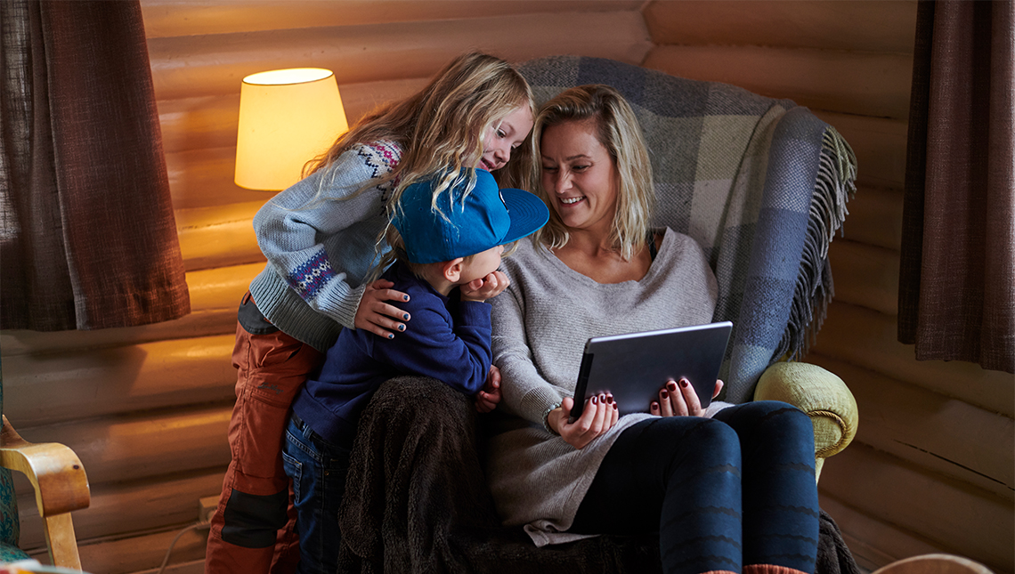 Familj tittar på padda