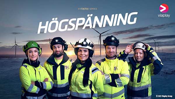 Promotionbild för serien Högspänning på Viaplay med personer i neongula arbetskläder och hjälmar framför vindkraftverk.