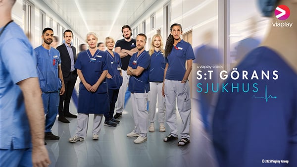 Promotionbild för serien S:t Görans Sjukhus på Viaplay med sjukhuspersonal i blå uniformer stående i en sjukhuskorridor.