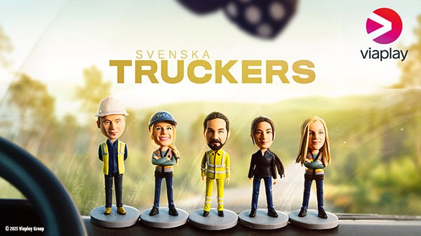 Promotionbild för serien Svenska Truckers på Viaplay med fem bobblehead-figurer av karaktärerna uppställda på en instrumentbräda med seriens titel i guldtext ovanför.